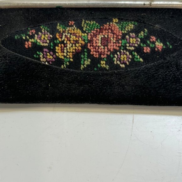 Women's Vintage Manicure Set Floral Needlepoint Kiss Lock Travel Case Grooming - Picture 4 of 4